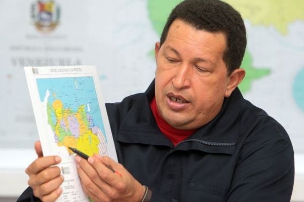 Chávez na tiskové konferenci ukazuje mapu hranic obou států.